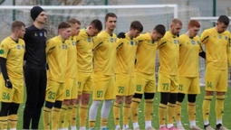 Українського футболіста забрала швидка просто посеред матчу (+ВІДЕО)