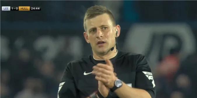 Арбітр зупинив матч Лідс - Халл, щоб вшанувати пам'ять уболівальників (+ВІДЕО)